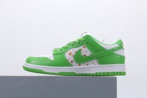 Supreme X Nike SB Dunk Low “Mean Green”